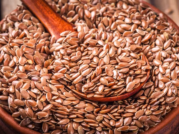 Hạt lanh có chứa vitamin E, vitamin B và kẽm, giúp bạn giảm bớt sự tức giận. Hơn nữa, hạt lanh còn hỗ trợ hoạt động của tế bào não giúp ổn định tâm trạng.