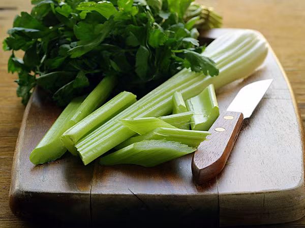 Rau cần tây có thể làm dịu tâm trạng và kiểm soát cơn giận. Bạn có thể chế biến các món xào hay salad cần tây để cải thiện tâm trạng.