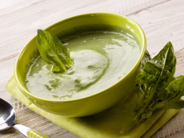 Súp rau cải bó xôi là món ăn ngon giúp bạn bình tĩnh và thoát khỏi cơn tức giận. Cải bó xôi giàu serotonin, chất dẫn truyền thần kinh, rất tốt cho não và ổn định tâm trạng. Ảnh: Boldsky.