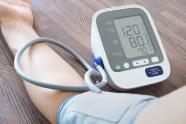 Kiểm tra huyết áp thường xuyên cũng là một trong những cách tầm soát nguy cơ mắc bệnh tim. Ảnh: iStock.