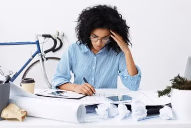 Căng thẳng có thể làm tăng nguy cơ mắc bệnh tim và đột quỵ. Cách tốt nhất để hạn chế mắc bệnh tim là bạn nên tránh căng thẳng hàng ngày. Chẳng hạn bạn có thể thiền hoặc tập yoga để tĩnh tâm.