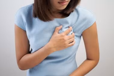 Phụ nữ hay coi thường và bỏ qua các dấu hiệu bệnh tim như đau ngực và cánh tay tê cứng. Họ có thể bị đánh trống ngực, thở dốc, mệt mỏi và các triệu chứng giống cúm. Đó có thể là các dấu hiệu của cơn nhồi máu cơ tim và bạn cần đi kiểm tra sớm nhất.