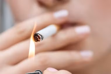 Hút thuốc là nguyên nhân gây ra nhiều bệnh tật nghiêm trọng trong đó có bệnh tim. Để hạn chế nguy cơ mắc bệnh, bạn nên từ bỏ thuốc lá.