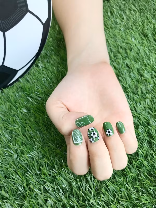 Bộ nail tái hiện trái bóng trên sân cỏ xanh.