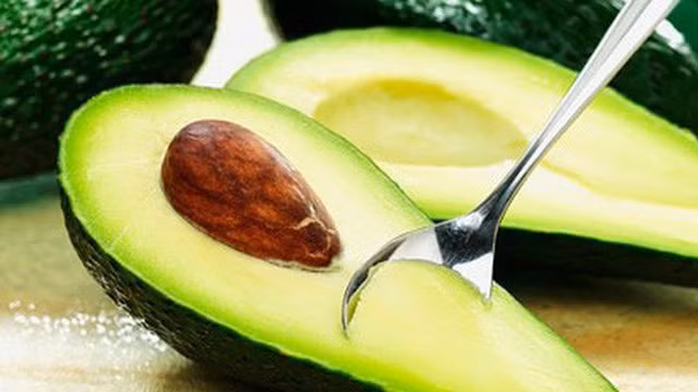 Các acid béo omega-3 trong quả bơ có thể làm bôi trơn các thành của ruột già, giúp cho việc di chuyển chất độc ra khỏi cơ thể dễ dàng hơn.