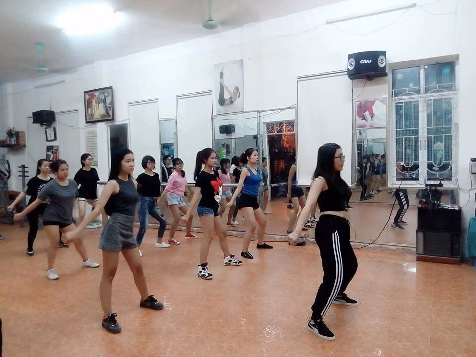 Hỗ trợ giảm cân: Khiêu vũ là cách giảm cân hiệu quả vì nó giúp đốt cháy calo do tất cả các nhóm cơ phải hoạt động. Nhảy múa là một bài tập toàn thân, một buổi học khiêu vũ 30 phút đốt cháy 130 đến 250 calo.