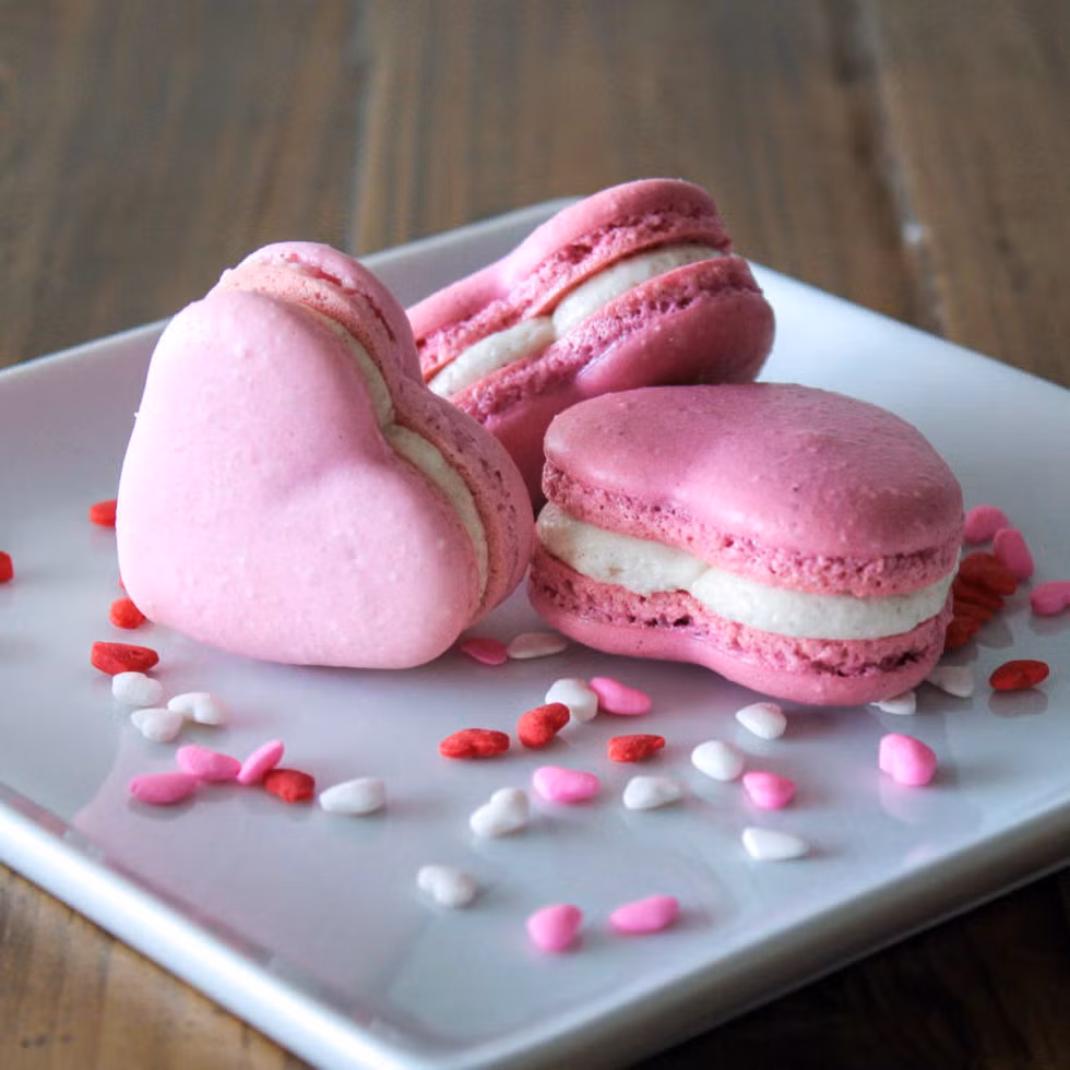 Bánh kẹp kem hình trái tim cho các đôi uyên ương ngày Valentine.