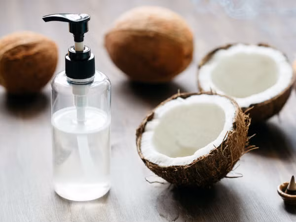Với sự trợ giúp của dấm dừa, làn da có thể được trẻ hóa. Dấm dừa giúp loại bỏ các tạp chất và mang lại làn da trắng sáng. Nguồn ảnh: Boldsky.