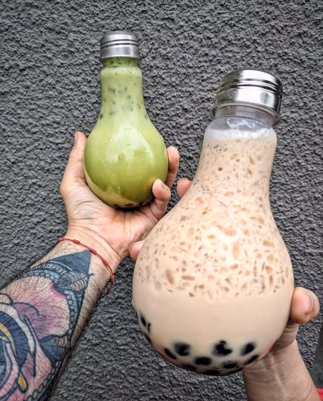 Trà sữa cũng đựng trong bóng đèn.