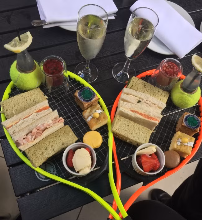 Các món ăn và đồ uống phục vụ trên vợt tennis.