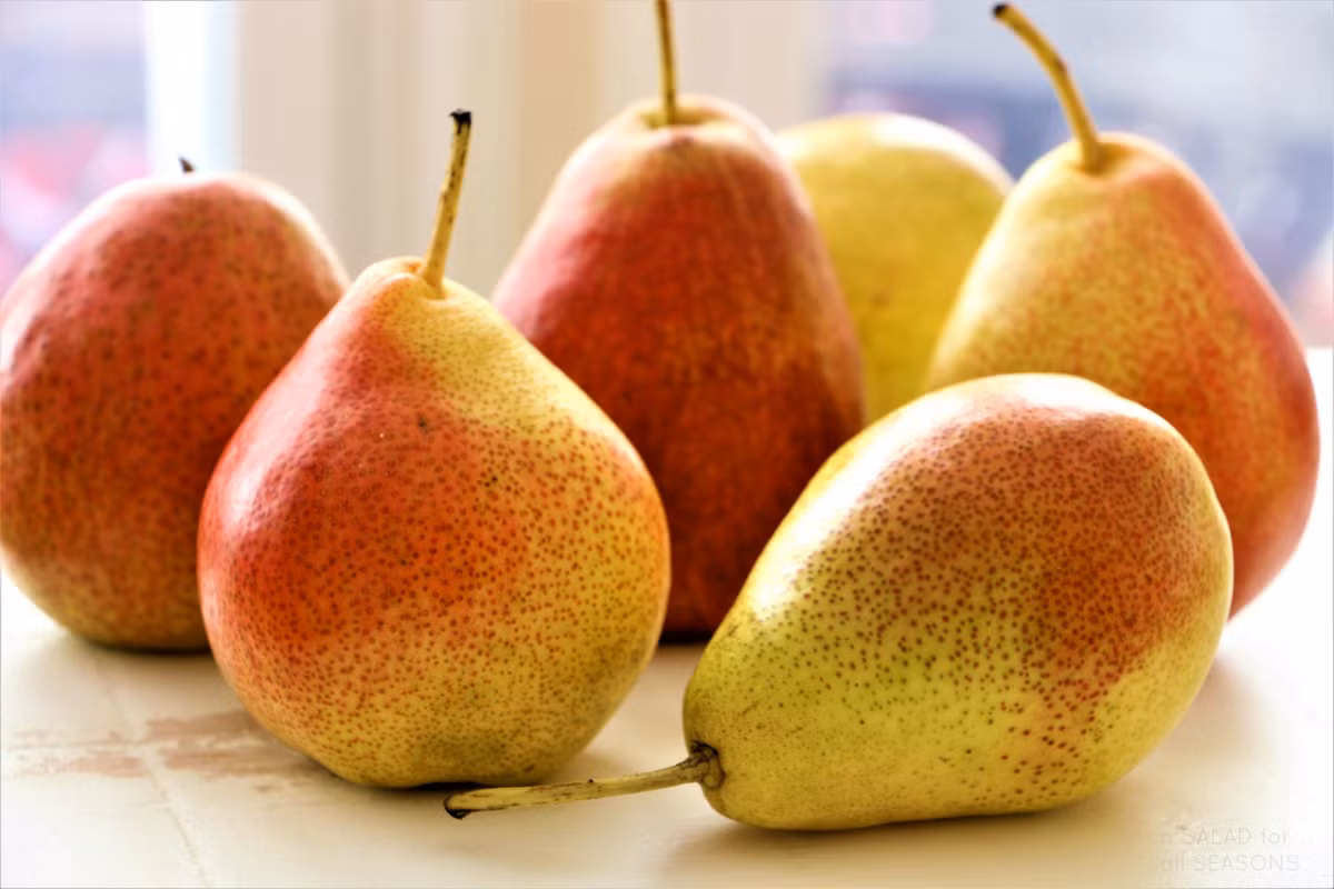 Lê giúp giảm táo bón vì quả này chứa nhiều fructose và sorbitol. Fructose có tác dụng kích thích khả năng đại tiện. Mặt khác, sorbitol hoạt động như thuốc nhuận tràng, làm mềm phân và giúp giảm táo bón một cách hiệu quả.