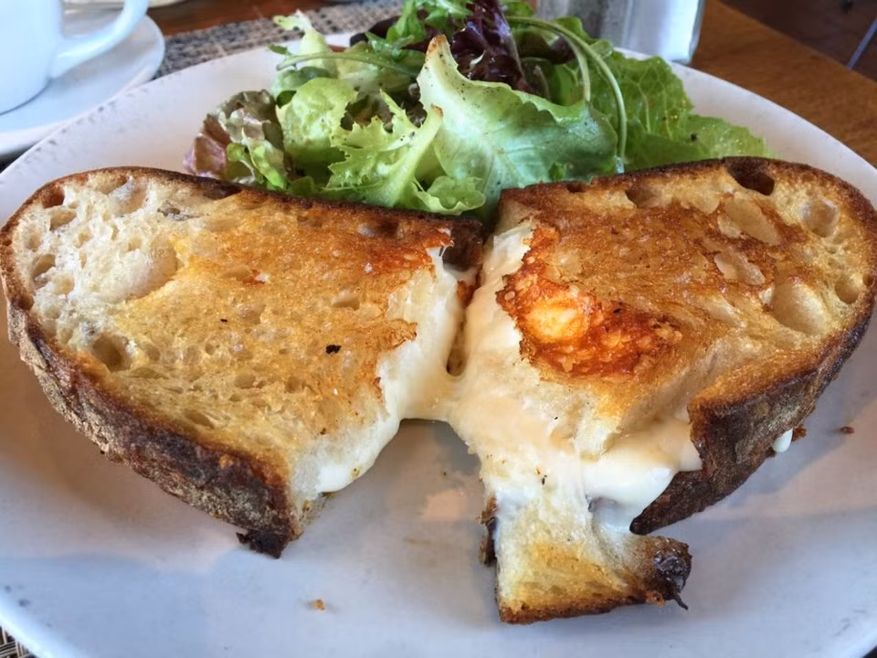 Pho mát nướng của Mỹ được gọi là bánh sandwich nướng phô mai có thể ăn kèm sốt cà chua.
