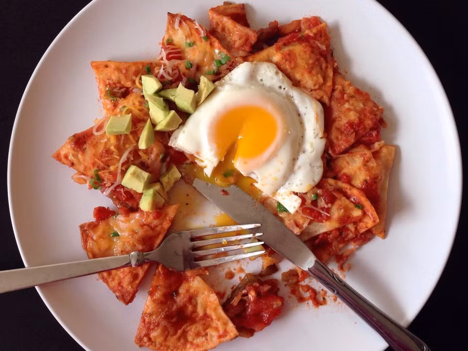 Chilaquiles là món ăn truyền thống của Mexico. Món bánh ngô giòn này được cắt thành từng miếng nhỏ, ăn kèm với sốt salsa hơi cay.