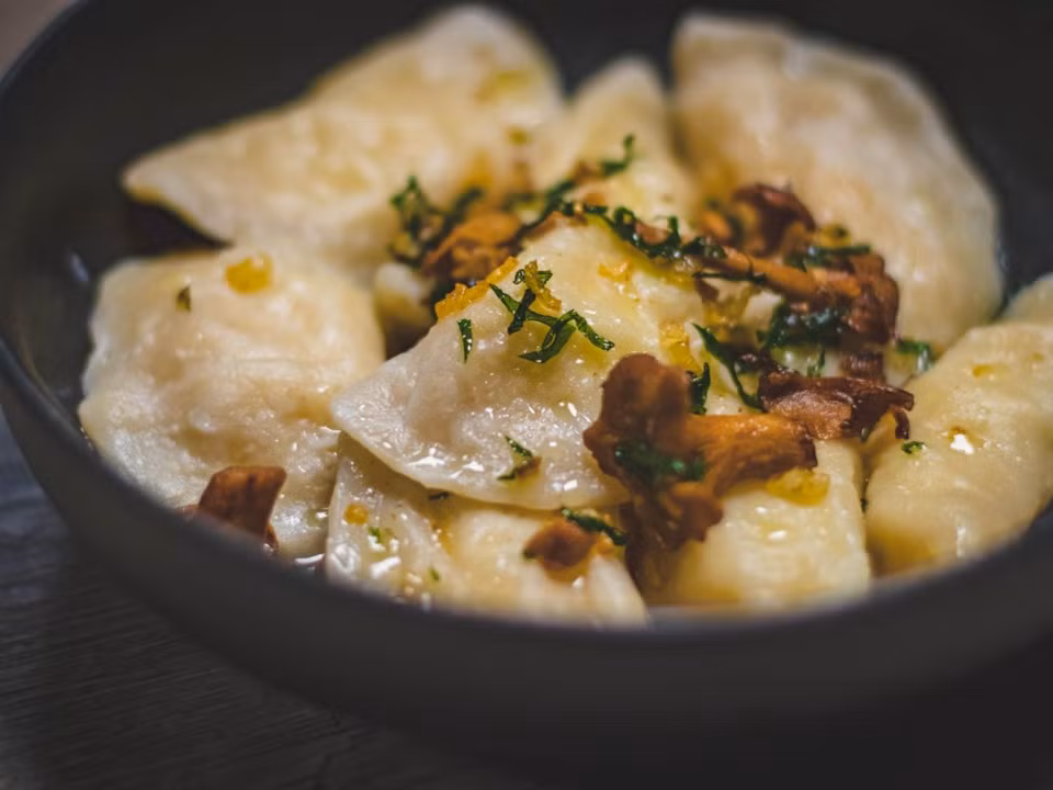 Là bánh bao nổi tiếng của Ba Lan, Pierogies chứa đầy hỗn hợp khoai tây và sữa đông phô mai. Bánh thường được thưởng thức với một loại kem chua và hành tây có caramel.