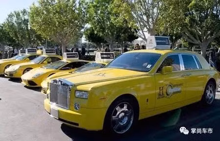 Tại thành phố Hamptons, Anh quốc có một dịch vụ taxi vô cùng đặc biệt chỉ dành cho những người… thừa tiền. Thoạt nhìn, những chiếc xe đều được sơn đồng màu, trên nắp xe có gắn logo như bao chiếc taxi bình thường khác. Nhưng nếu nhìn kỹ hơn, bạn sẽ nhận ra rất nhiều trong số đó là những chiếc xe hàng hiệu đắt tiền, chẳng hạn như Rolls-Royce hay Lamborghini.