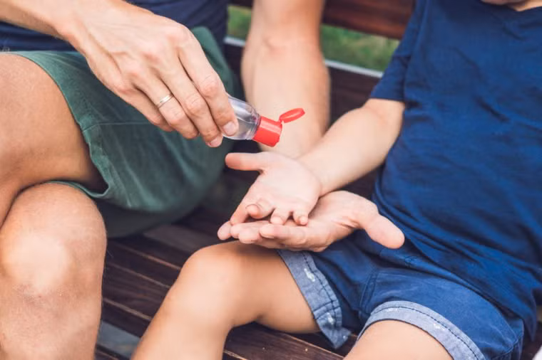 Đừng lạm dụng nước rửa tay khô: Nếu bạn chỉ rửa tay xơ sài với nước thì chẳng tống khứ được bao nhiêu vi khuẩn nên rất dễ dàng mang mầm bệnh cho cơ thể. Do đó, bạn cần phải vệ sinh tay sạch sẽ bằng xà phòng và chà kỹ lưỡng các kẽ tay, móng tay thì mới sạch và an toàn. Ảnh: RD.
