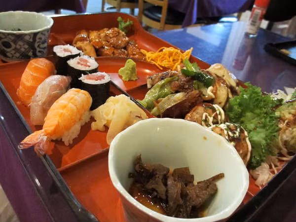 Ở Nhật Bản, hầu hết người muốn giảm cân thực hiện theo một mẹo ăn kiêng cổ xưa: Khuyến khích mọi người ngừng ăn trong các bữa ăn khi đã dùng được 70% bữa. Thói quen này giúp bạn giảm cân nhanh chóng. Ảnh: Boldsky.