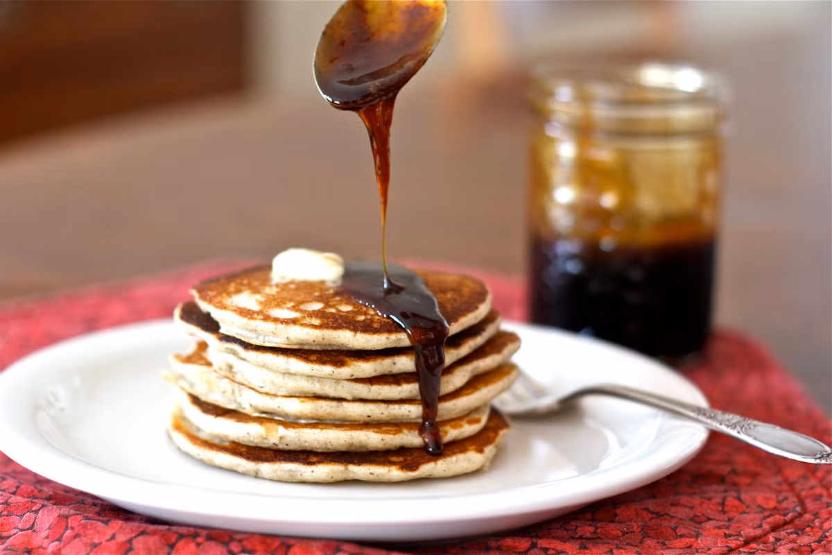 Pancake Syrup (Xi-rô nhựa cây) được làm từ hỗn hợp sirô ngô fructose cao, hương vị nhân tạo và màu caramel. Nó cũng chứa nhiều đường có thể làm tăng lượng đường trong máu.