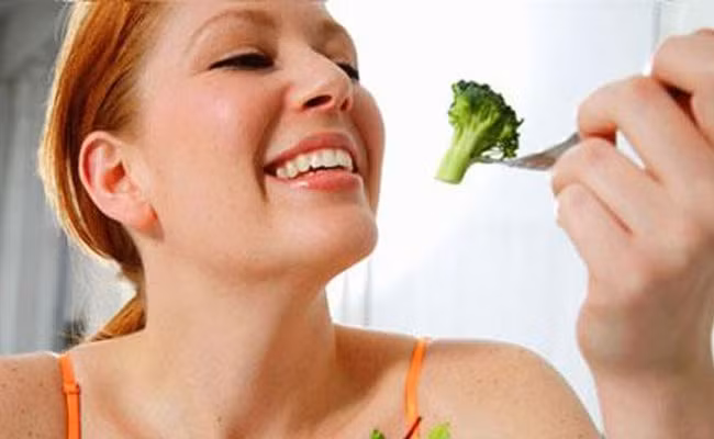 Nhai chậm cũng là thói quen giúp bạn giảm cân. Các nghiên cứu đã chỉ ra rằng thời gian bạn ăn nhai thức ăn từ từ, bạn có thể tiêu thụ ít calo hơn.