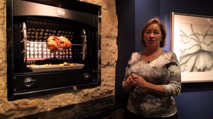 Lò nướng La Cornue Rotisserie (trị giá 10.000 USD): Chiếc lò này có bộ điều khiển tuần hoàn nhiệt giúp dễ dàng nướng cá, thịt gà và thịt khác mà bạn thích.