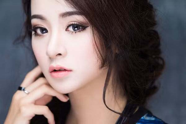 Nếu sau đó vẫn thấy những đốm mụn hoặc vết tàn nhang thì bạn có thể cần tới sức mạnh của kem che khuyết điểm.