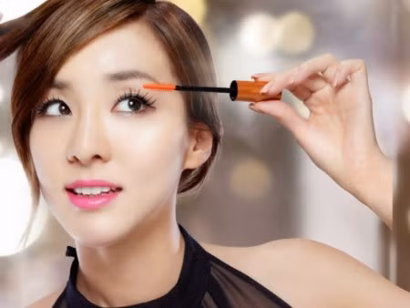Với cách trang điểm nhẹ nhàng, bạn nên để mi cong tự nhiên bằng cách dùng dụng cụ kẹp mi và masscara. Nếu lông mi thật của bạn quá ngắn thì mới cần dùng đến mi giả.