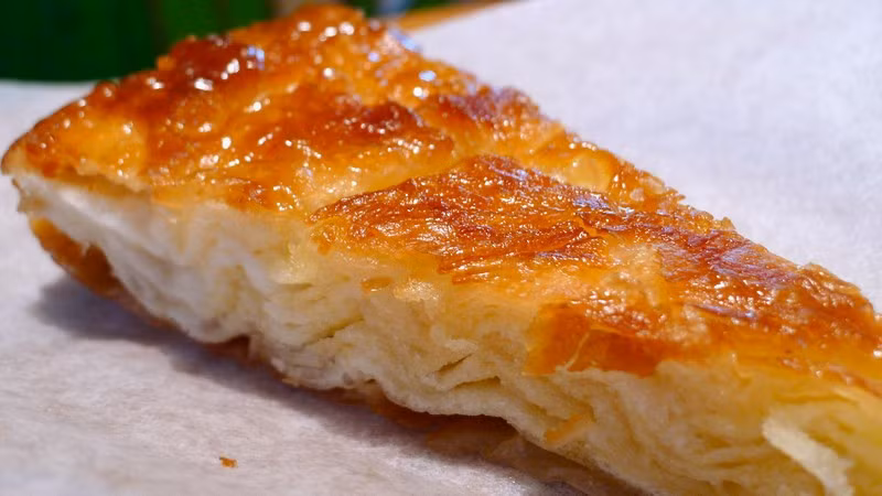Kouign amann (bánh nữ hoàng amann) được làm bằng loại bột tương tự với bánh sừng bò và cũng được gấp lại nhiều lần sau đó nướng từ từ ở nhiệt độ thấp.