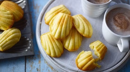 Bánh ngọt con sò Madelleines còn được mệnh danh là “ nàng thơ trong tiệc trà Pháp”. Bánh thuộc thể loại bánh gato cơ bản (sponge cake), được đặc trưng bởi hình dáng vỏ sò vô cùng xinh xắn.