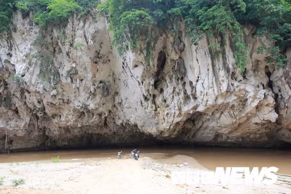 Hang Ma nằm dưới một mái đá khổng lồ.