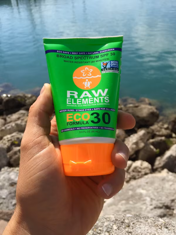 Vào ban ngày, cô sử dụng thêm kem chống nắng Raw Elements Eco Formula 30+ Lotion để bảo vệ da.