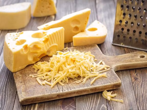Đậu và pho mát cũng là cặp thực phẩm gây đầy bụng bạn cần tránh.