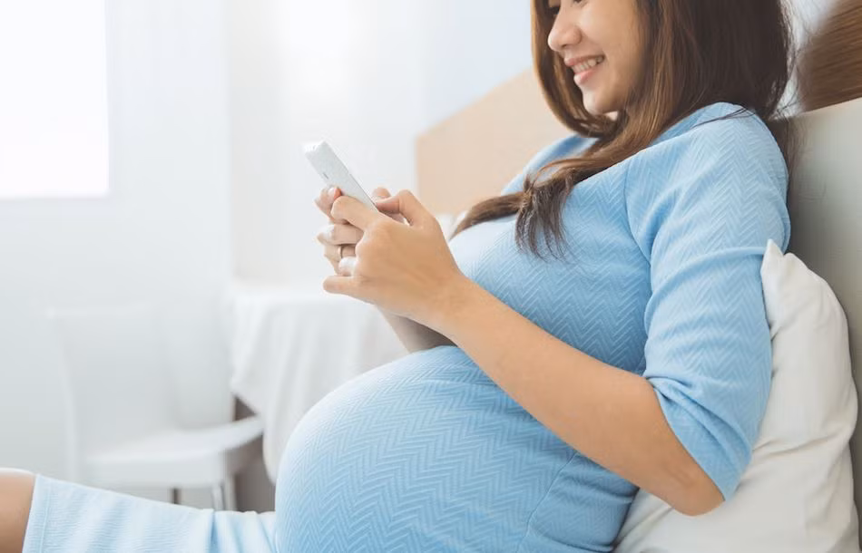 Kích cỡ bộ ngực tăng lên là một trong những dấu hiệu đầu tiên của phụ nữ mang thai. Bộ ngực thường trở nên căng cứng và lớn dần trong suốt thời gian 9 tháng bởi vì hormon estrogen và progesterone được tăng cường.