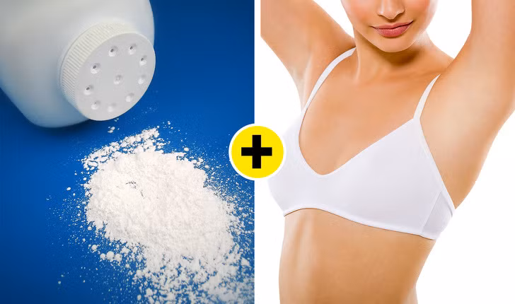 Dùng phấn rôm phấn rôm bôi lên nách để ngăn ngừa mùi hôi và ẩm ướt là mẹo làm đẹp khá đơn giản. Bạn cũng có thể rắc ít phấn rôm vào trong đôi giày nếu bàn chân của bạn thường xuyên đổ mồ hôi và bốc mùi.
