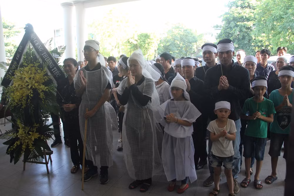 Ngay từ sáng sớm, vợ con và người thân của anh Hùng đã có mặt tại nhà tang lễ để chuẩn bị cho lễ phát tang. Hai cháu nhỏ và vợ anh Hùng khóc nấc lên khi lễ truy điệu bắt đầu.