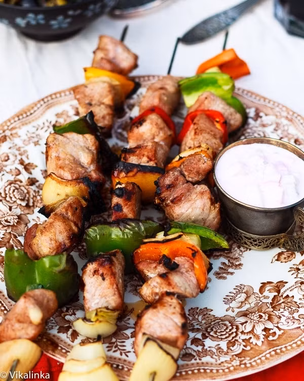 Thịt nướng Shashlik là món ăn có truyền thống lâu đời nhất ở Nga. Để có món thịt nướng thơm ngon hơn thì người Nga thường nướng trên than hồng không khói.
