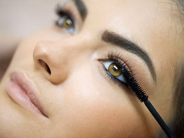 Sau khi hoàn tất bấm mi, bạn dùng đầu cọ mascara chuốt từ dưới lên trên theo đường nếp mi vừa uốn.