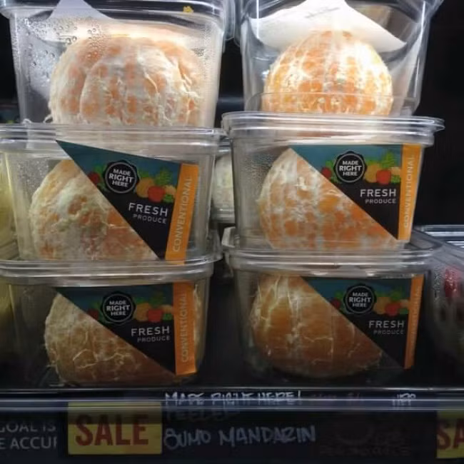 Có cả quýt bóc sẵn phục vụ khách hàng.