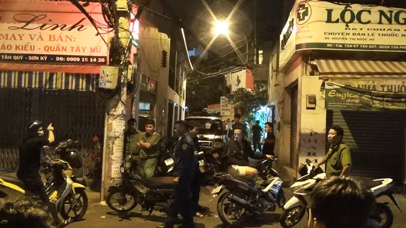 Cảnh sát phong tỏa hiện trường phục vụ điều tra làm rõ vụ án. Ảnh: NGUYỄN TÂN.
