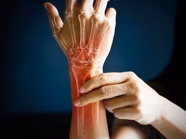10. Cải thiện sức khỏe của xương: Sức khỏe xương có xu hướng xấu đi theo độ tuổi, điều này khiến bạn dễ bị gãy xương. Đậu mắt đen chứa các khoáng chất khác nhau bao gồm canxi, phốt pho, kali, magiê, natri... giúp tăng cường mật độ xương. Ảnh: Boldsky.