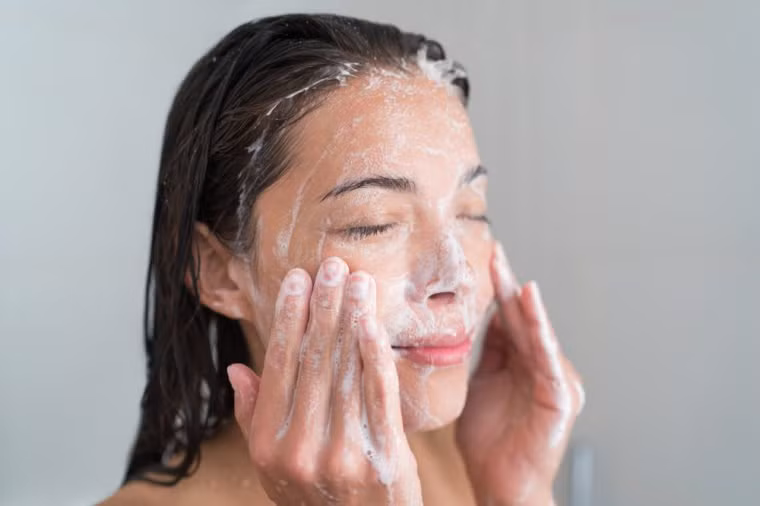 Tế bào da chết: Việc tẩy tế bào chết thường xuyên có thể nguy hiểm như sử dụng sai loại sản phẩm làm đẹp vì nó có thể khiến làn da mất đi các loại dầu tự nhiên và gây ra mụn. Theo chuyên gia, bạn nên tẩy tế bào chết chỉ hai lần một tuần.
