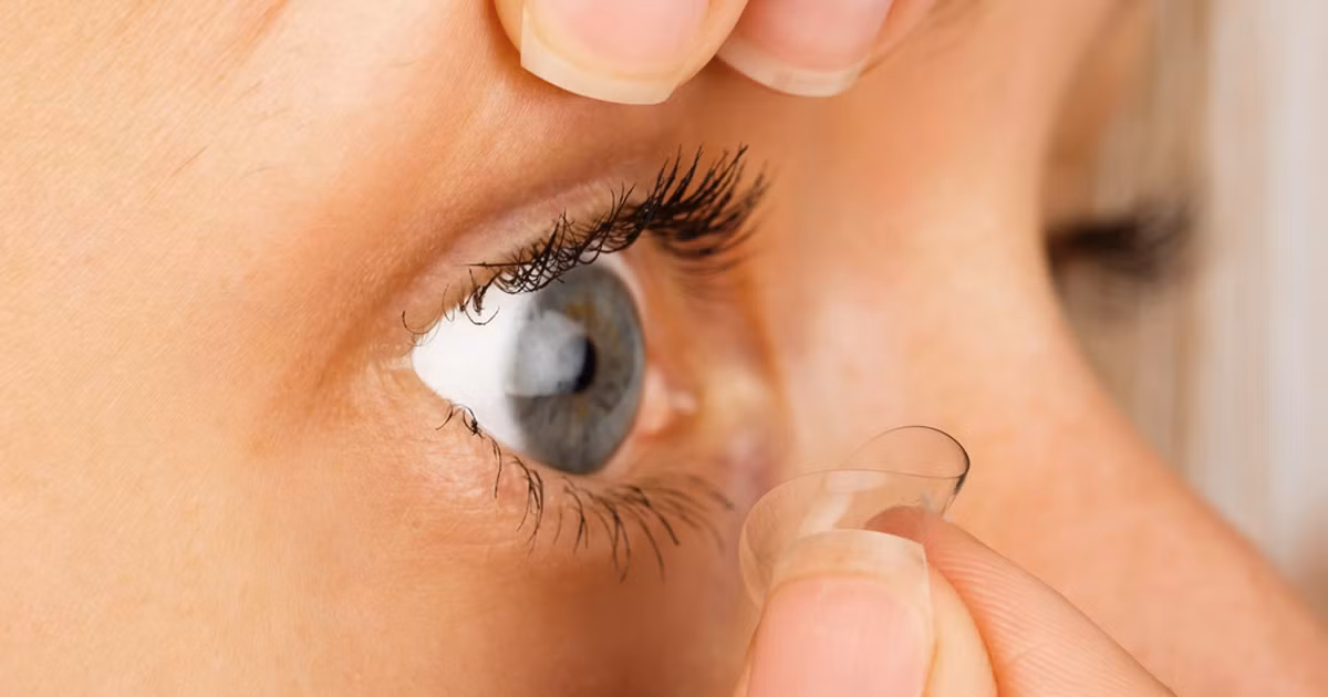 Trước khi đi ngủ, hãy tháo kính áp tròng ra bởi nguy cơ nhiễm trùng cao gấp 10 đến 15 lần nếu bạn ngủ với kính.
