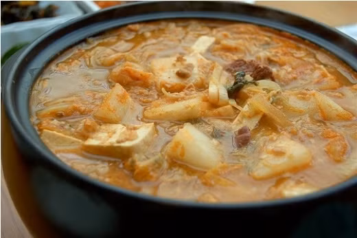 Súp đậu nành lên men (Cheonggukjang) được gọi là súp xác thối, làm từ đậu nành lên men. Món ăn này khiến người ta ít nhiều liên tưởng tới tàu hủ thúi của Trung Quốc.