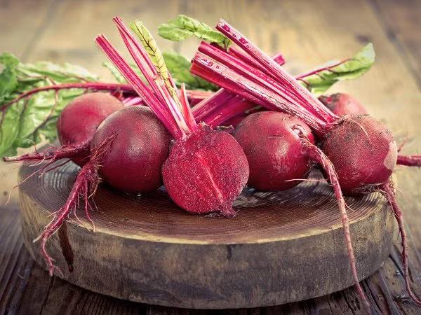 Ăn củ cải đường hàng ngày cũng giúp cải thiện tiêu hóa. Nó có lợi cho gan và lá lách bằng cách duy trì mức độ hemoglobin trong máu tốt.