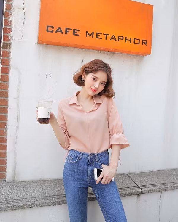 Một chiếc sơ mi màu hồng nhạt kết hợp cùng quần jean tạo nên một set đồ vừa đơn giản mà lại vô cùng hợp mốt để các bạn gái tự tin xuống phố. Bạn có thể sử dụng công thức phối đồ này để đi làm, đi chơi hay hẹn hò cũng đều ổn hết.