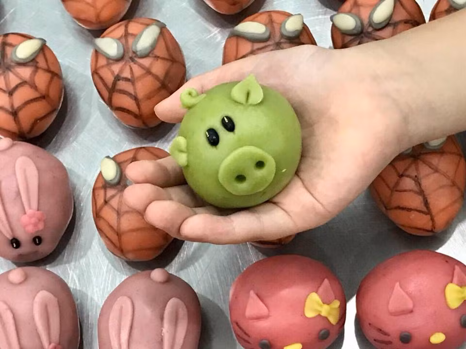 Bánh có hình thù cực đáng yêu thích hợp làm quà tặng cho bé dịp trung thu.