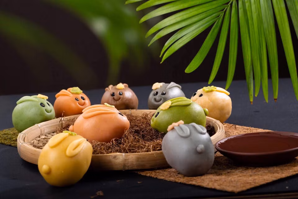 Những chiếc bánh Trung thu hình thú có kích thước rất nhỏ, chỉ bằng khoảng 1/4 của chiếc bánh truyền thống. Nhân thường là nhân nhuyễn từ các vị đậu xanh, khoai môn, đậu đỏ, trà xanh,…