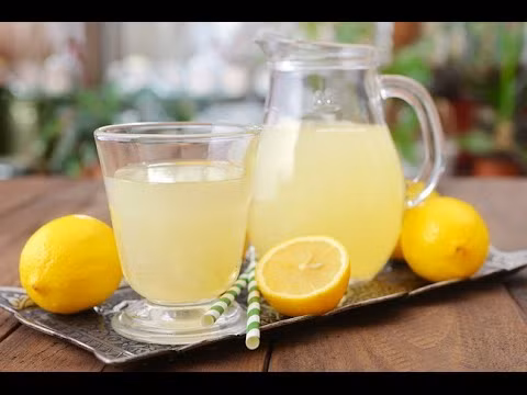 Nước chanh là một giải pháp khác giảm mỡ cổ. Bóp nước ép nửa quả chanh vào một cốc nước ấm. Thêm mật ong và uống lúc bụng đói vào buổi sáng.
