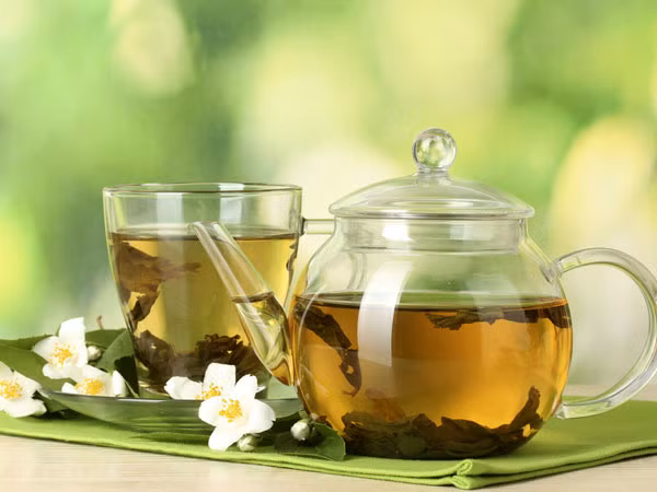 Uống trà xanh khi dạ dày rỗng vào buổi sáng có thể dẫn đến mất nước vì nó chứa hàm lượng caffeine. Vì vậy, bạn nên uống trà sau khi ăn.