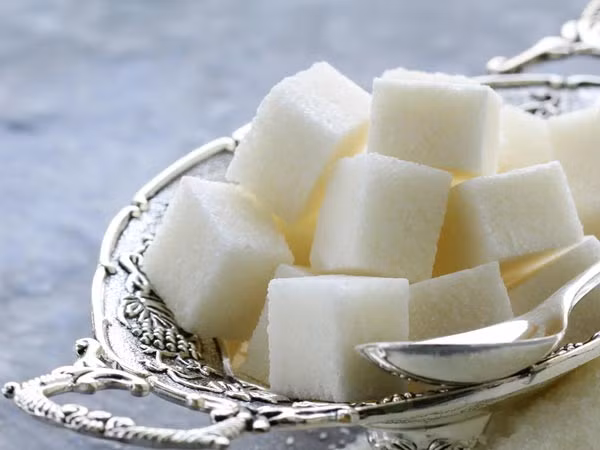 Đừng sử dụng thức uống có đường vào ban đêm bởi nó có thể làm tích tụ mỡ do cơ thể không có hoạt động thể chất. Nguồn ảnh: Boldsky.
