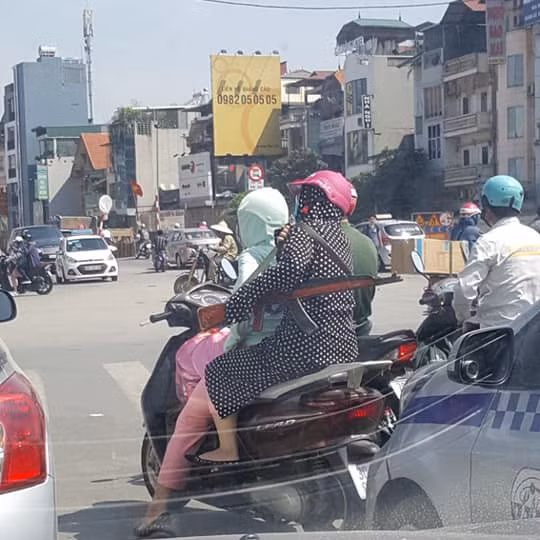 Bức ảnh chụp hai ninja mang theo súng mô hình được đăng trên mạng xã hội ngày 15/08, tại Hà Nội.